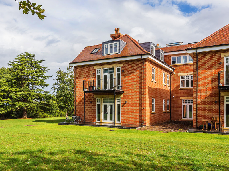 2 Bed Apartment To Rent in Horley